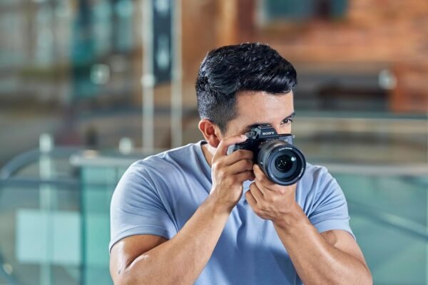 ⁦Sony Alpha 7 IV | Full-Frame Mirrorless Camera with Sony 28-70 mm F3.5-5.6 Kit Lens ( 33MP, Real-time autofocus, 10 fps, 4K60p, Vari-angle touch screen, Large capacity Z battery ), Black⁩ - الصورة ⁦4⁩
